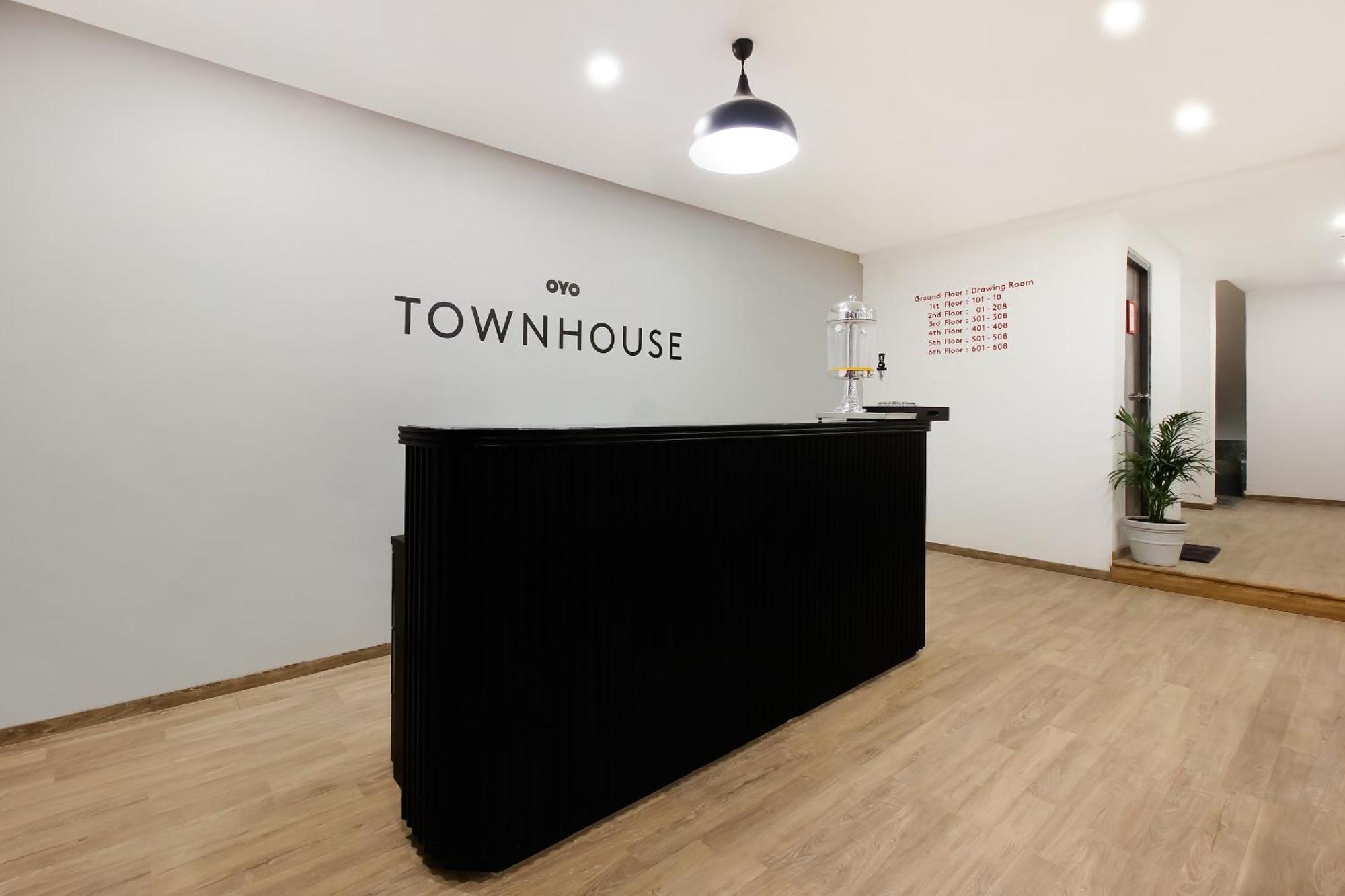 Super Townhouse The Cinco Hotel Near Esi Hospital Hyderabad Eksteriør bilde