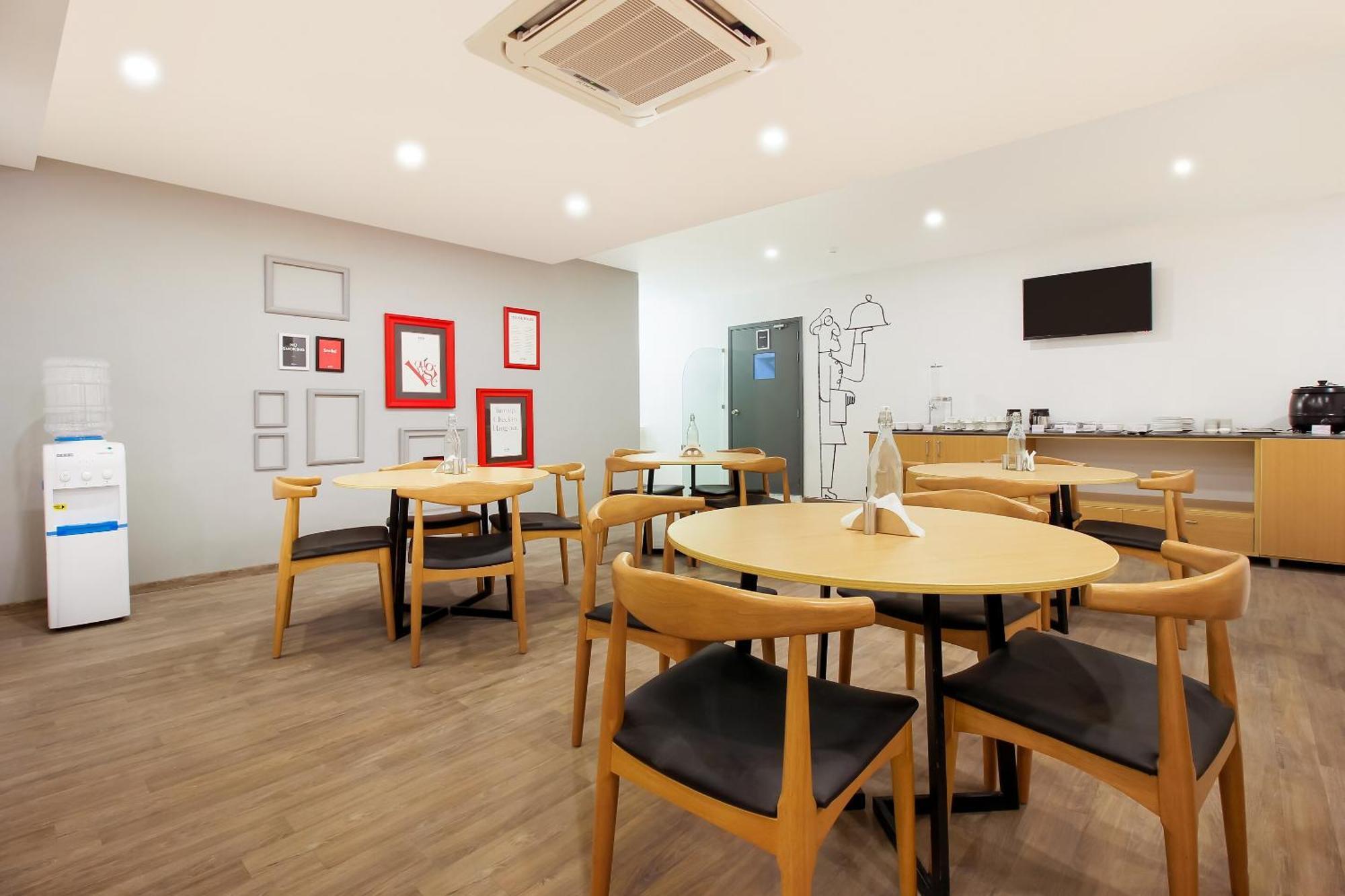 Super Townhouse The Cinco Hotel Near Esi Hospital Hyderabad Eksteriør bilde
