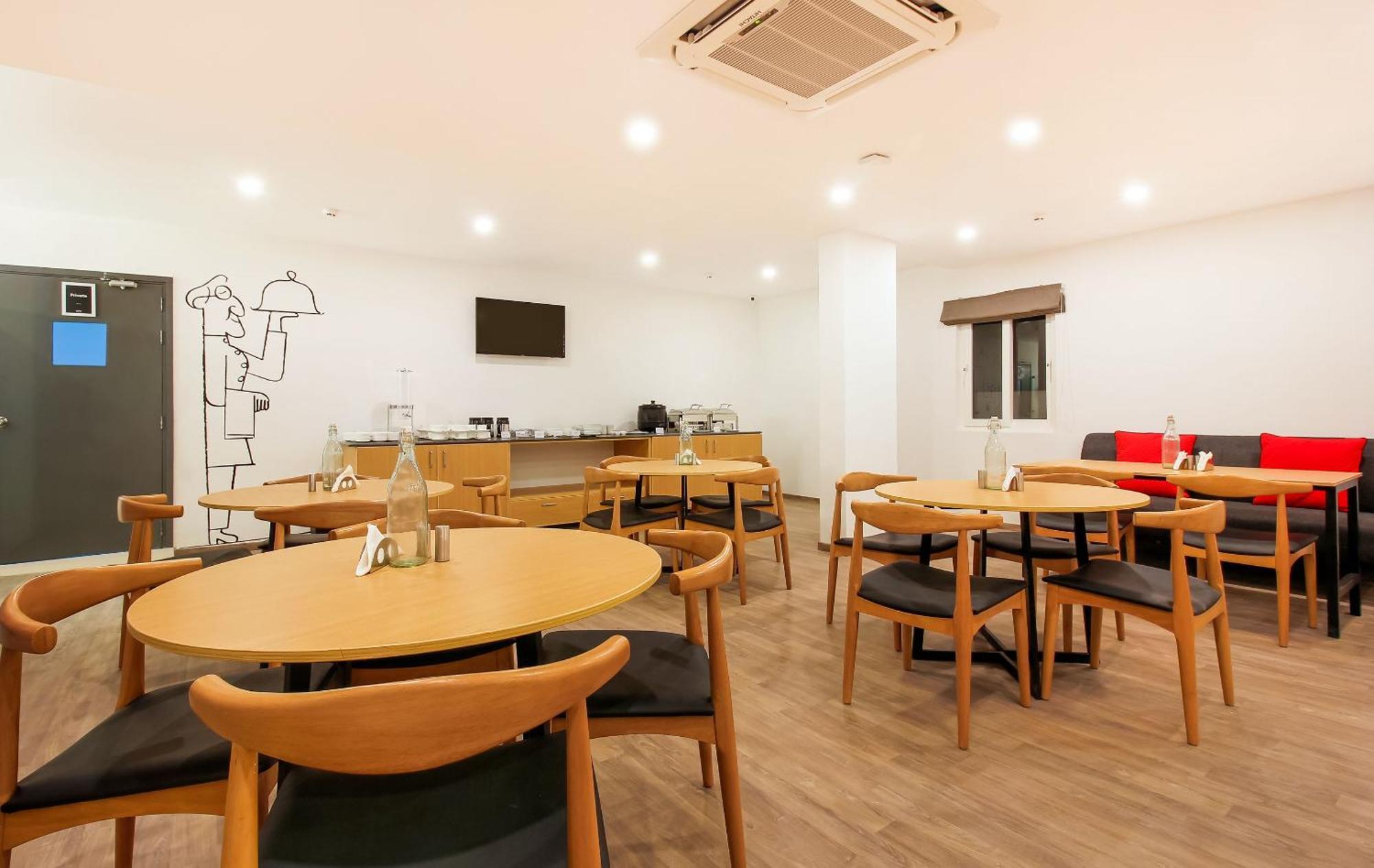 Super Townhouse The Cinco Hotel Near Esi Hospital Hyderabad Eksteriør bilde