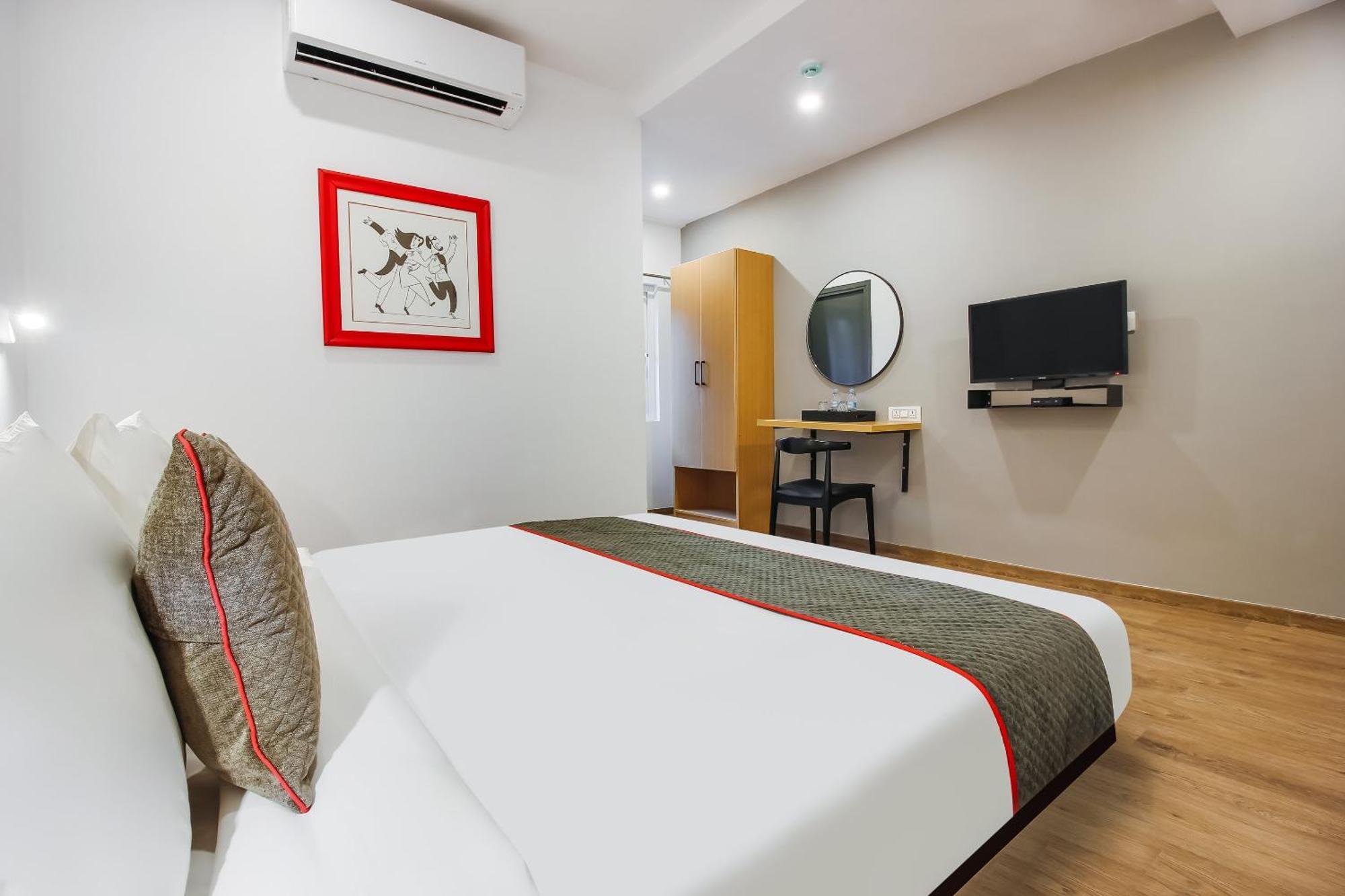 Super Townhouse The Cinco Hotel Near Esi Hospital Hyderabad Eksteriør bilde