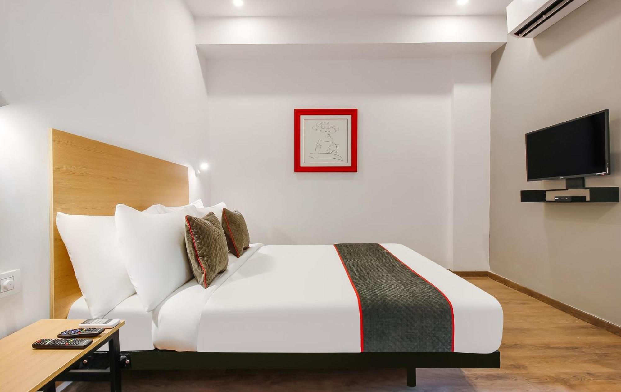 Super Townhouse The Cinco Hotel Near Esi Hospital Hyderabad Eksteriør bilde