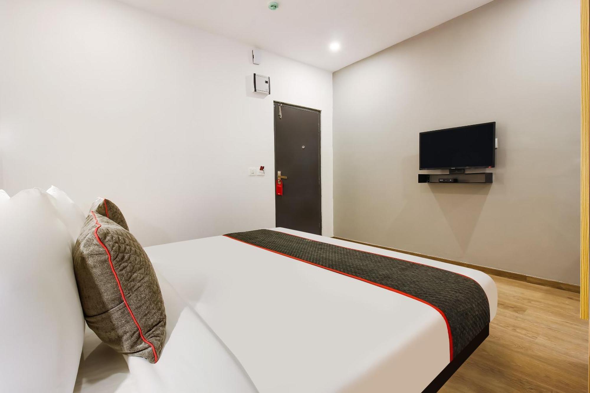 Super Townhouse The Cinco Hotel Near Esi Hospital Hyderabad Eksteriør bilde
