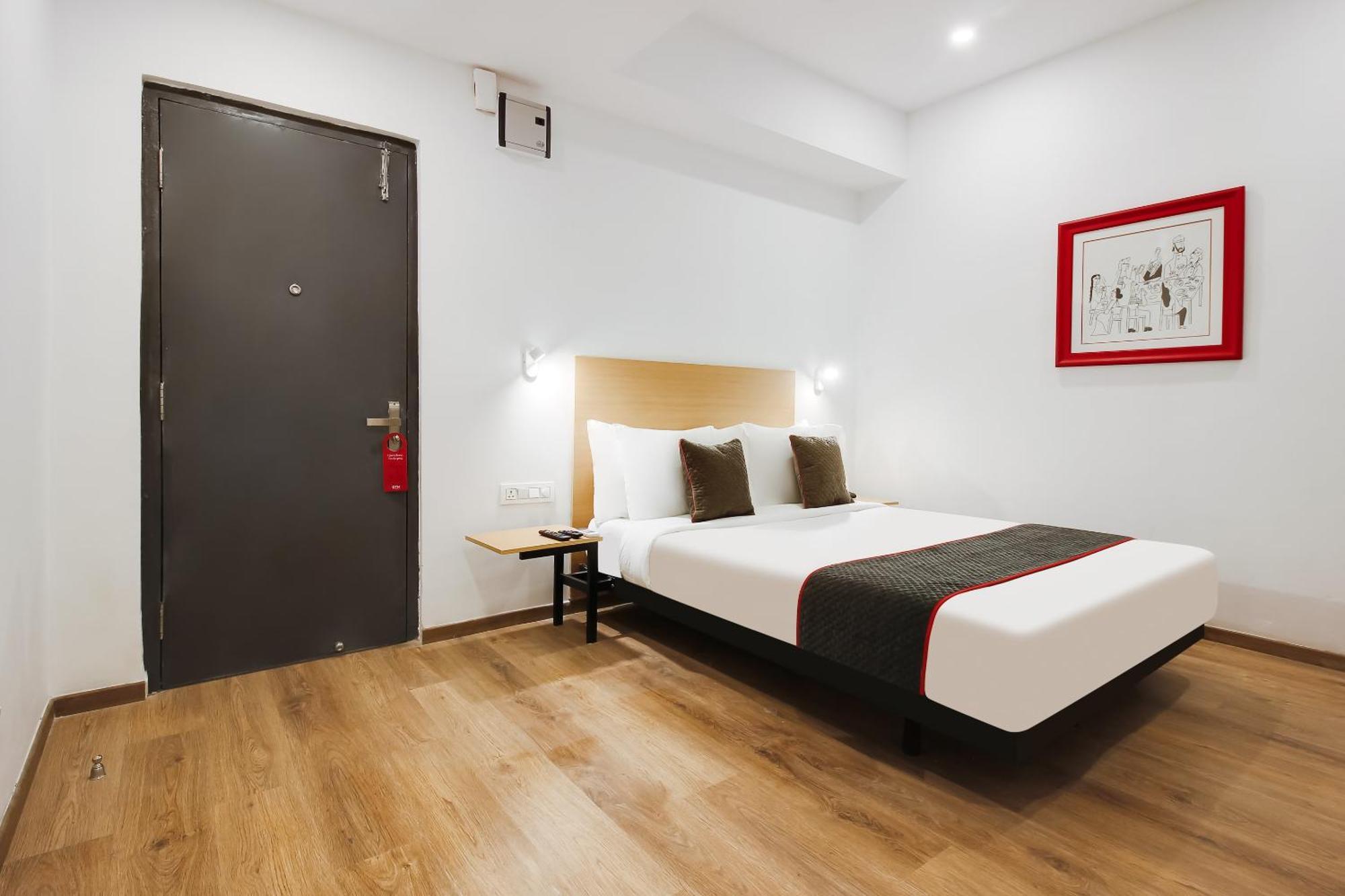 Super Townhouse The Cinco Hotel Near Esi Hospital Hyderabad Eksteriør bilde