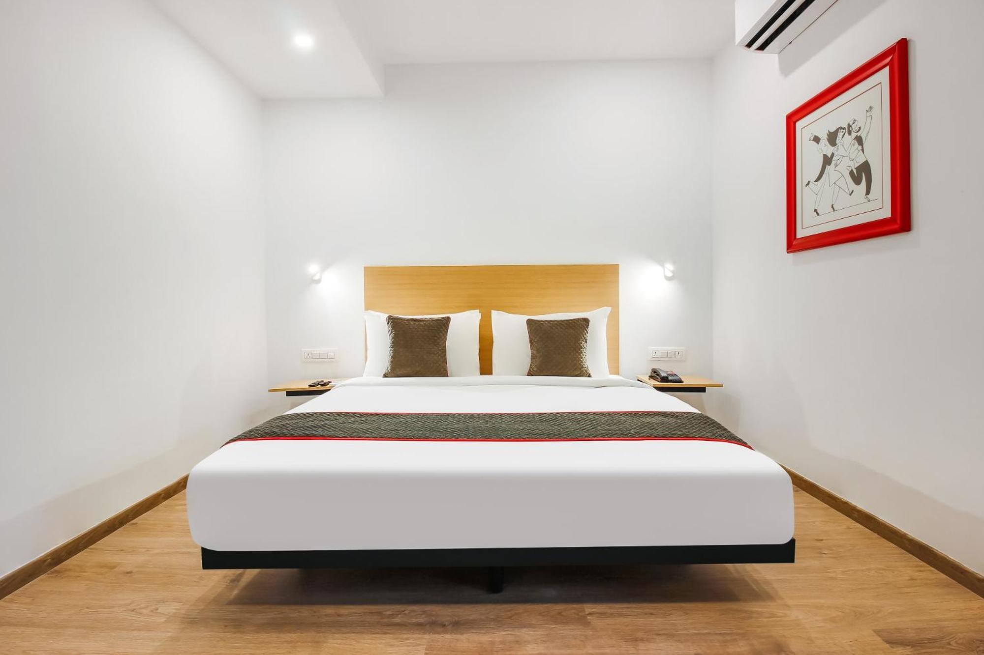Super Townhouse The Cinco Hotel Near Esi Hospital Hyderabad Eksteriør bilde