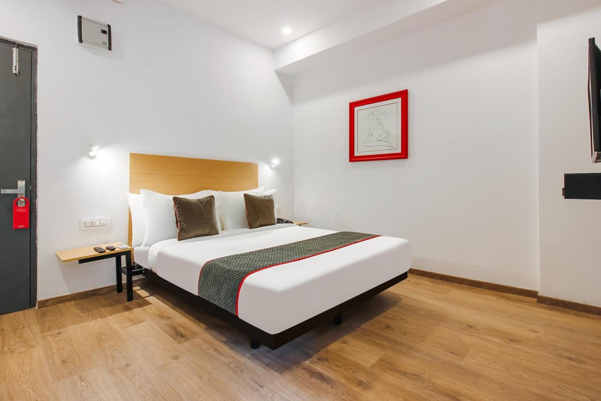 Super Townhouse The Cinco Hotel Near Esi Hospital Hyderabad Eksteriør bilde