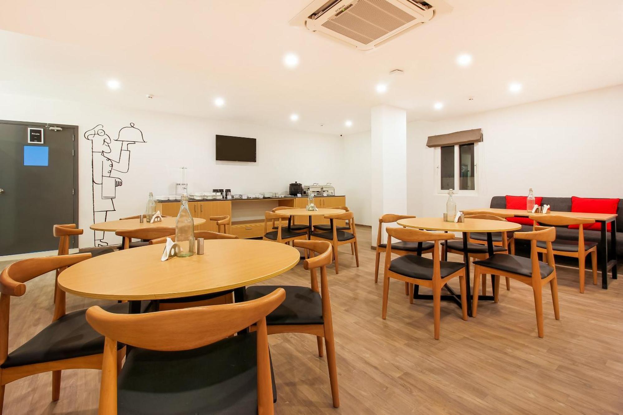 Super Townhouse The Cinco Hotel Near Esi Hospital Hyderabad Eksteriør bilde