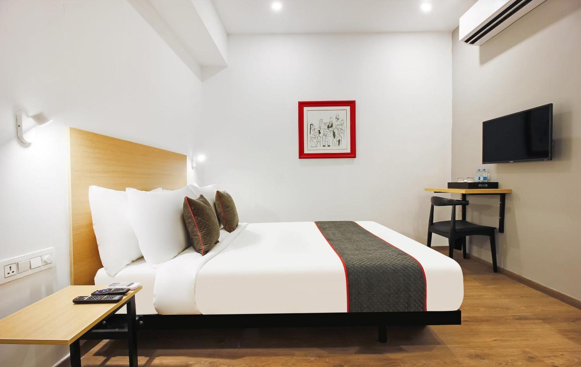 Super Townhouse The Cinco Hotel Near Esi Hospital Hyderabad Eksteriør bilde