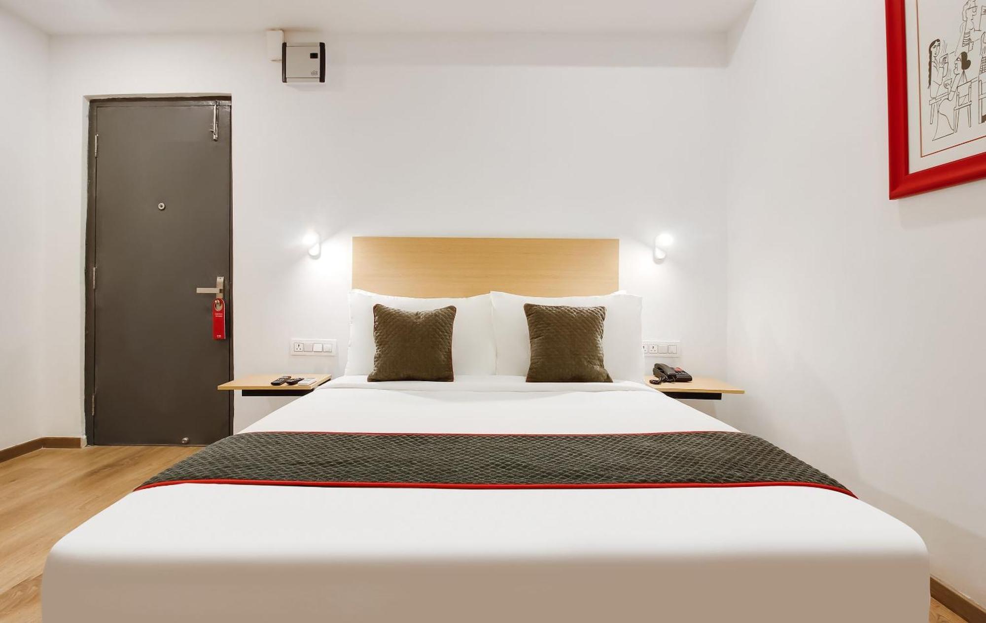Super Townhouse The Cinco Hotel Near Esi Hospital Hyderabad Eksteriør bilde