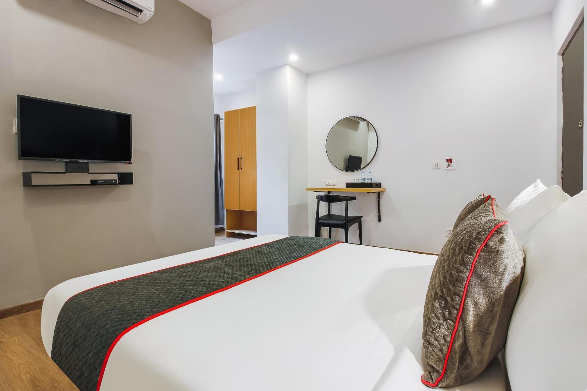 Super Townhouse The Cinco Hotel Near Esi Hospital Hyderabad Eksteriør bilde
