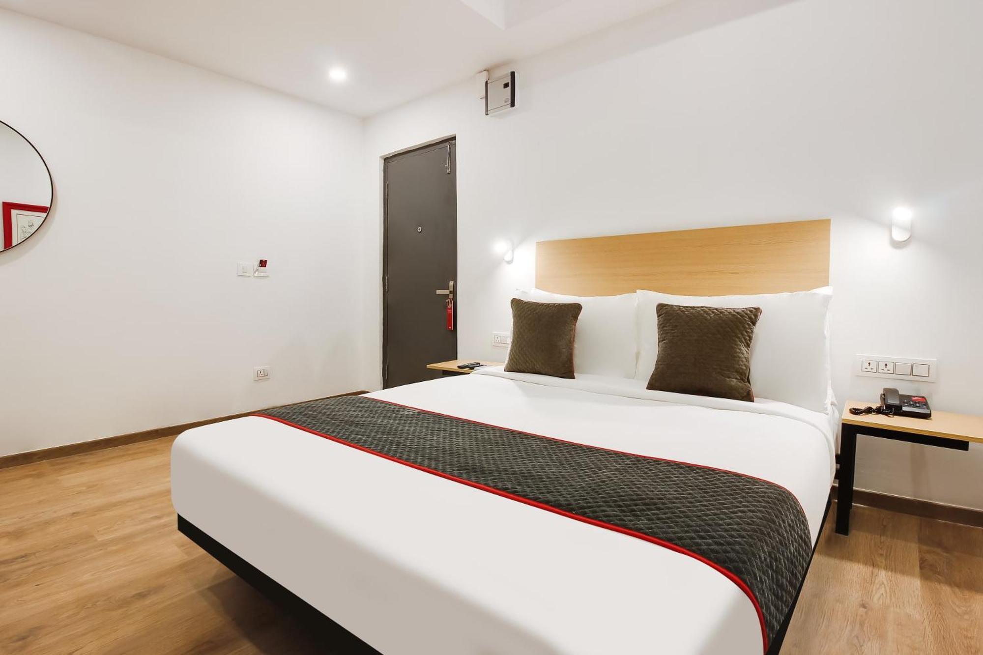 Super Townhouse The Cinco Hotel Near Esi Hospital Hyderabad Eksteriør bilde