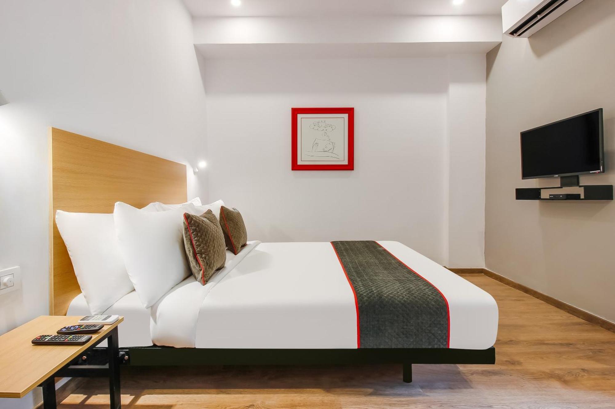 Super Townhouse The Cinco Hotel Near Esi Hospital Hyderabad Eksteriør bilde