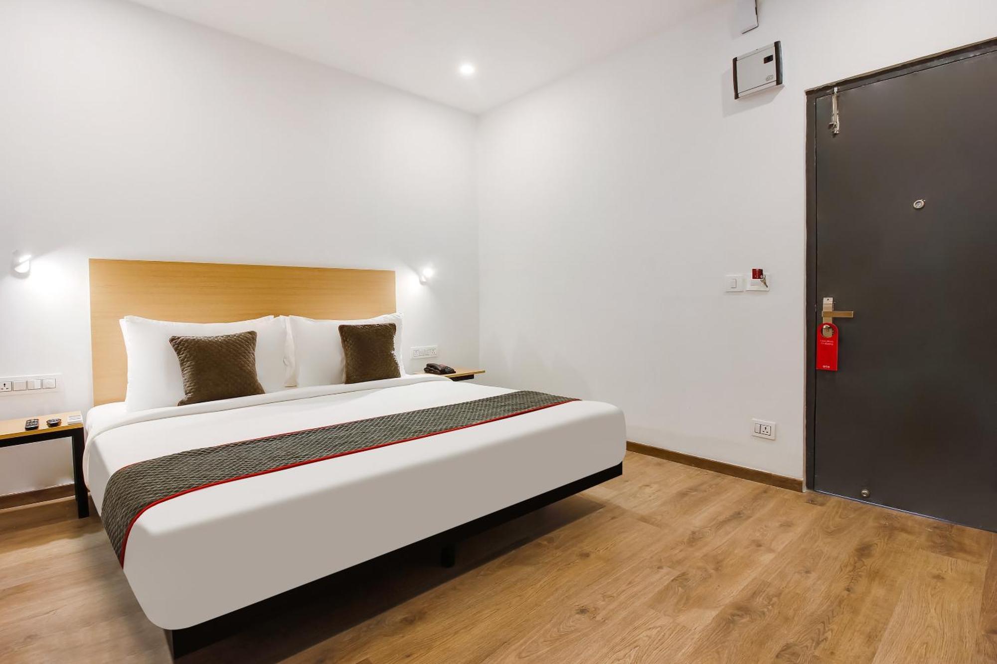 Super Townhouse The Cinco Hotel Near Esi Hospital Hyderabad Eksteriør bilde