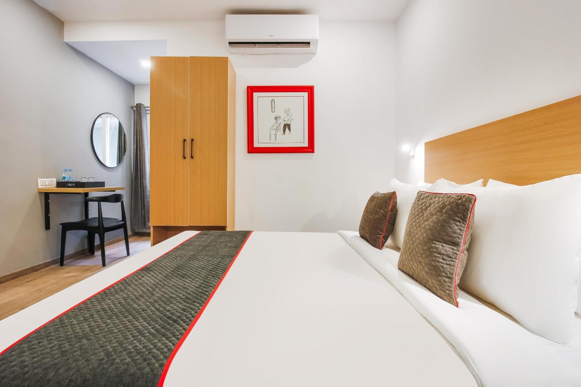 Super Townhouse The Cinco Hotel Near Esi Hospital Hyderabad Eksteriør bilde
