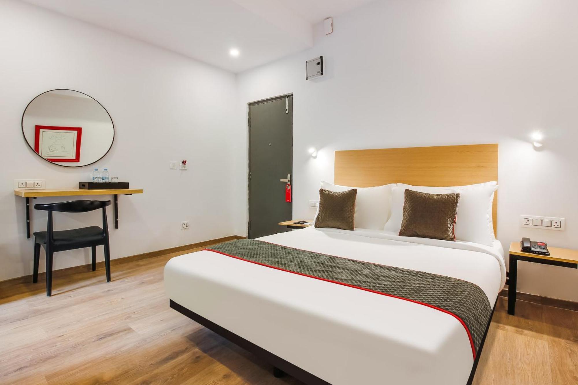 Super Townhouse The Cinco Hotel Near Esi Hospital Hyderabad Eksteriør bilde