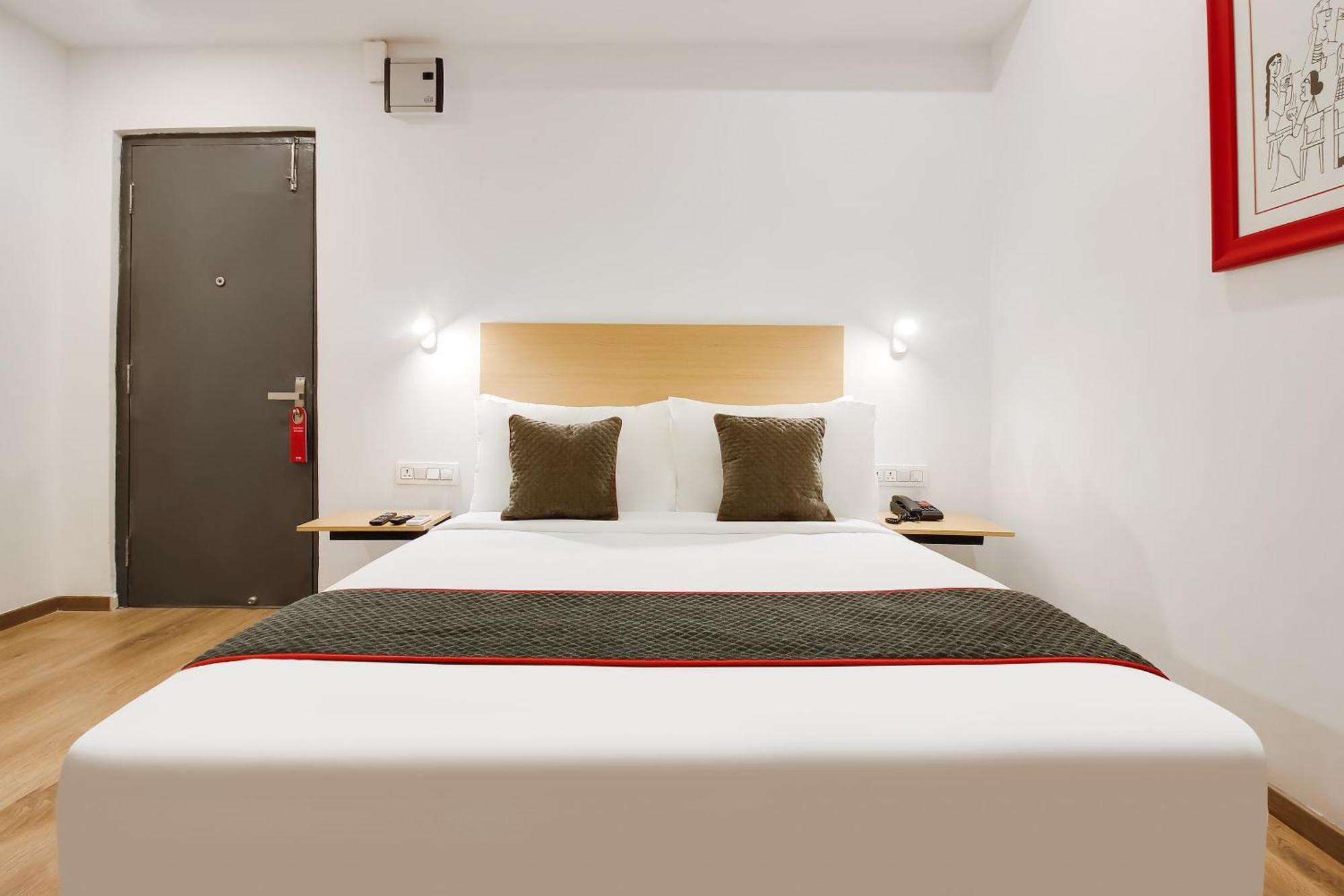 Super Townhouse The Cinco Hotel Near Esi Hospital Hyderabad Eksteriør bilde