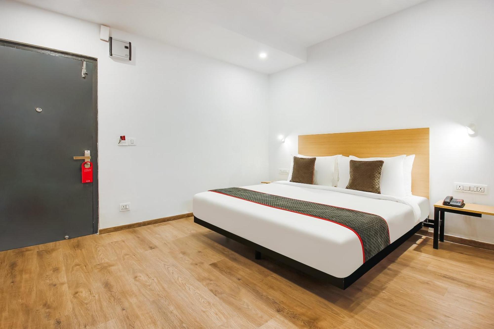 Super Townhouse The Cinco Hotel Near Esi Hospital Hyderabad Eksteriør bilde