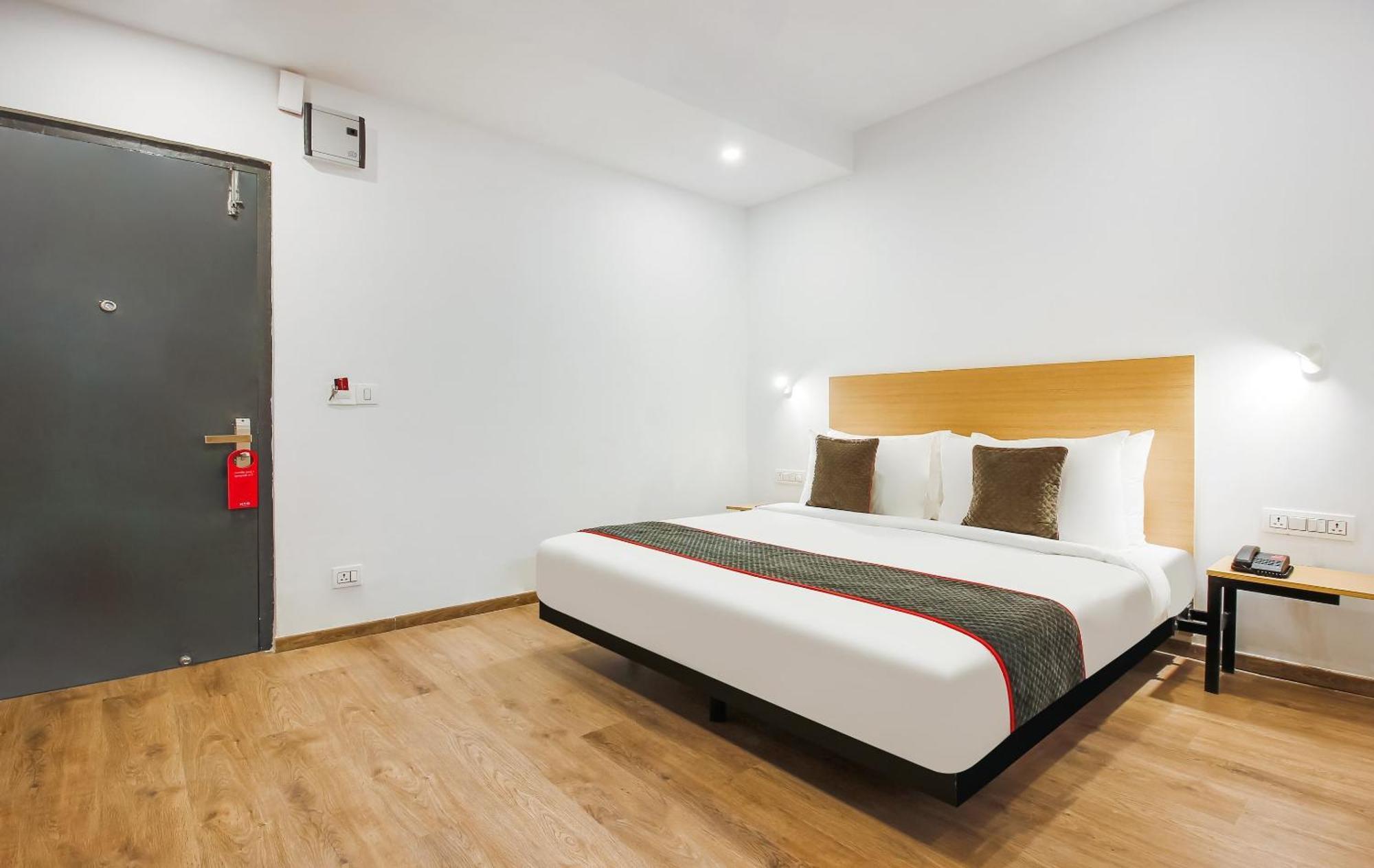 Super Townhouse The Cinco Hotel Near Esi Hospital Hyderabad Eksteriør bilde