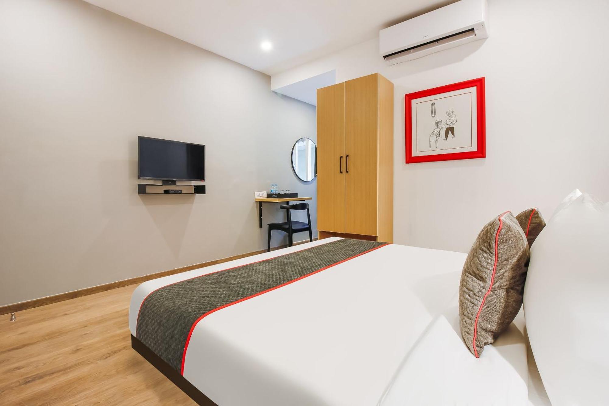 Super Townhouse The Cinco Hotel Near Esi Hospital Hyderabad Eksteriør bilde