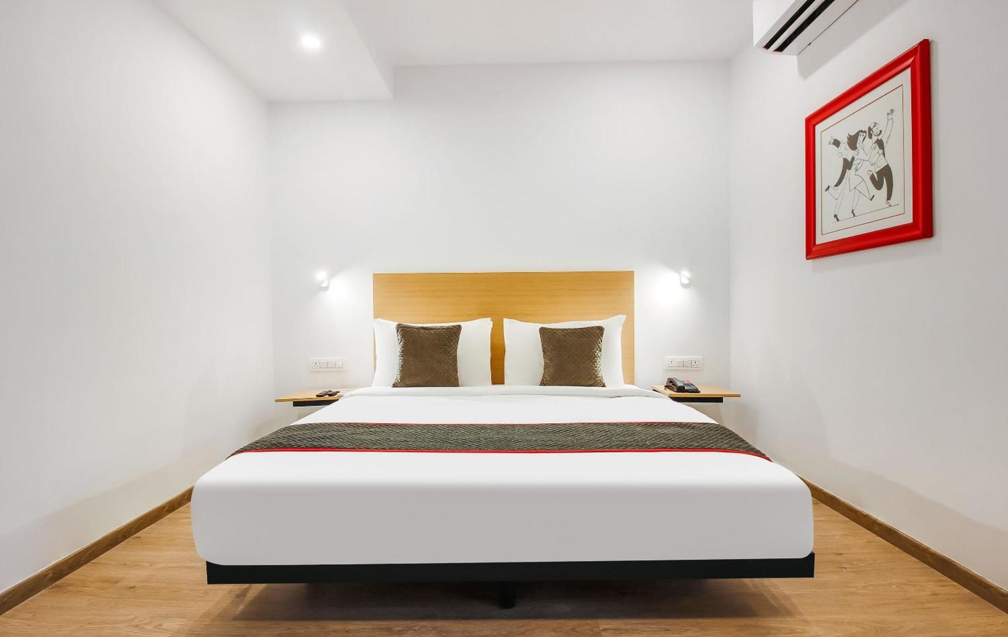 Super Townhouse The Cinco Hotel Near Esi Hospital Hyderabad Eksteriør bilde