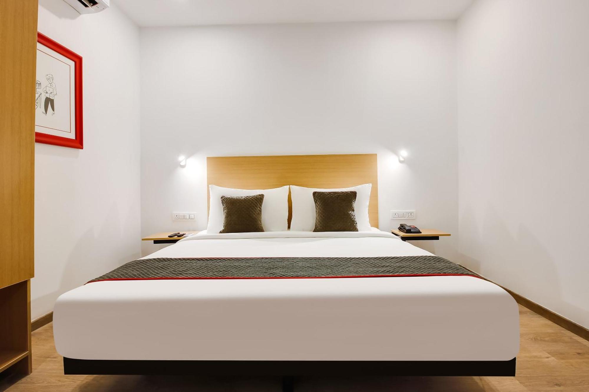 Super Townhouse The Cinco Hotel Near Esi Hospital Hyderabad Eksteriør bilde